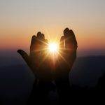 Zwei Hände halten die Sonne / Hintergrundbild für Seitensuche